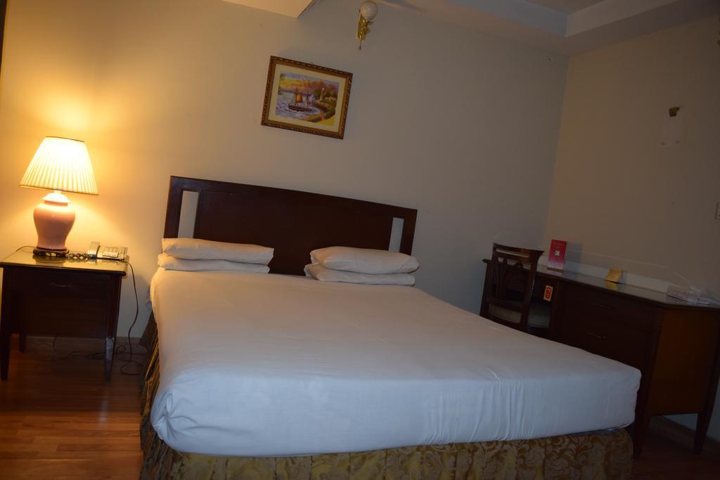 Carlton Tower Hotel Lahore Camera foto