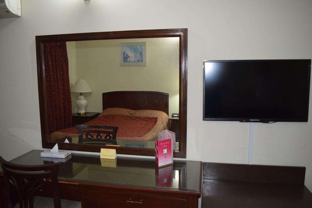 Carlton Tower Hotel Lahore Camera foto