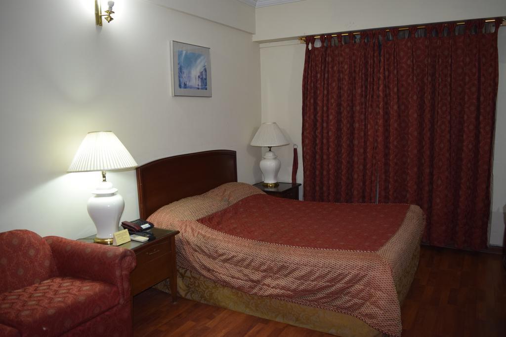 Carlton Tower Hotel Lahore Camera foto