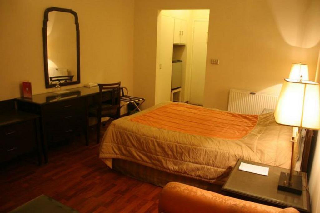Carlton Tower Hotel Lahore Camera foto